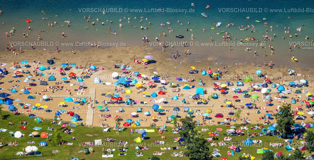 Voerde240802932StrandbadTenderingssee_Freibad | Luftbild, Strandbad Tenderingssee, Freibad am Tender, Sandstrand und Liegewiese mit Badegästen und bunten Sonnenschirmen, spielen und sonnen am Strand, Formen und Farben, Möllen, Voerde, Ruhrgebiet, Nordrhein-Westfalen, Deutschland