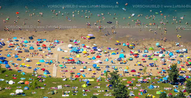 Voerde240802932StrandbadTenderingssee_Freibad | Luftbild, Strandbad Tenderingssee, Freibad am Tender, Sandstrand und Liegewiese mit Badegästen und bunten Sonnenschirmen, spielen und sonnen am Strand, Formen und Farben, Möllen, Voerde, Ruhrgebiet, Nordrhein-Westfalen, Deutschland