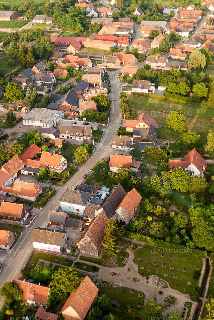 Aerial view: Route of the main road in Wintzenbach in the state Bas-Rhin, France.Photo: IMG_30626.jpg taken on 07/09/2010 by Werner Riehm/FLY-FOTO.comResolution of the original: 3168 x 4752 px
