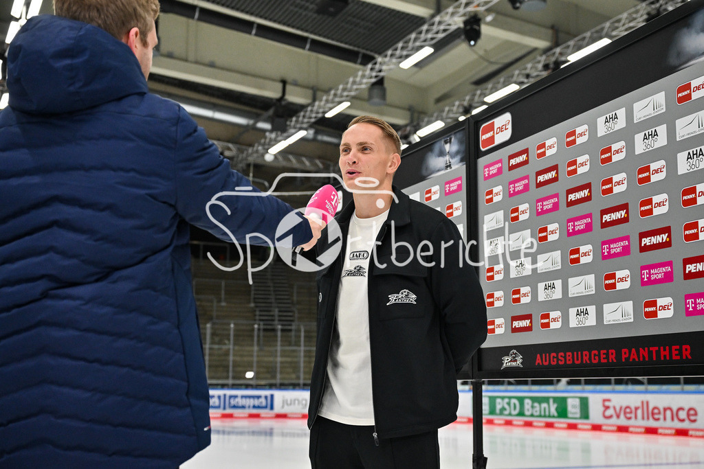 Augsburger Panther - Kölner Haie | Im Bild Markus KELLER - Teammanager der Augsburger Panther - beim Interview mit MagentaSport / Magenta Sport / Einzelfoto / Freisteller / DEL: Augsburger Panther - Kölner Haie; Curt Frenzel Stadion am 26.09.2025