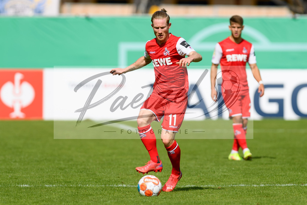 JENKOE20210808_161 | Fussball, Herren: Florian Kainz (1. FC Koeln) in Aktion, am Ball, Einzelaktion beim Spiel der 1. Runde im DFB-Pokal zwischen FC Carl Zeiss Jena und 1. FC Koeln im Ernst-Abbe-Sportfeld am 08.08.2021 in Jena, Deutschland.DFB / DFL REGULATIONS PROHIBIT ANY USE OF PHOTOGRAPHS AS IMAGE SEQUENCES AND/OR QUASI-VIDEO. - Realisiert mit Pictrs.com