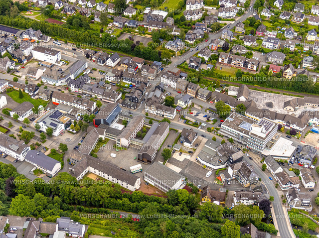 BadBerleburg240710222 | Luftbild, Johannes-Althusius-Gymnasium, Amtsgericht und Polizeiwache, St. Marien Kirche, Sparkassen Gebäude, Poststraße Bundesstraße B480, Bad Berleburg, Wittgensteiner Land, Nordrhein-Westfalen, Deutschland
