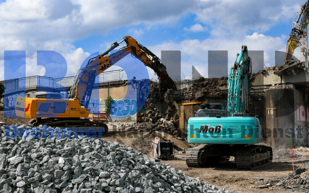 Abriss der Schlachthofbruecke A40 {date} -  | {headline}(Foto: Sebastian Sendlak / BOND) - Realisiert mit Pictrs.com