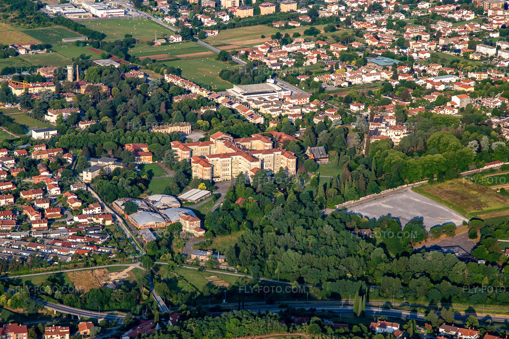 Aerial view: Civil Hospital in Gorizia in the state Gorizia, Italy. – Photo: IMG_137627.jpg taken on 07/16/2023 by Werner Riehm/FLY-FOTO.com – Resolution of the original: 5296 x 3531 px