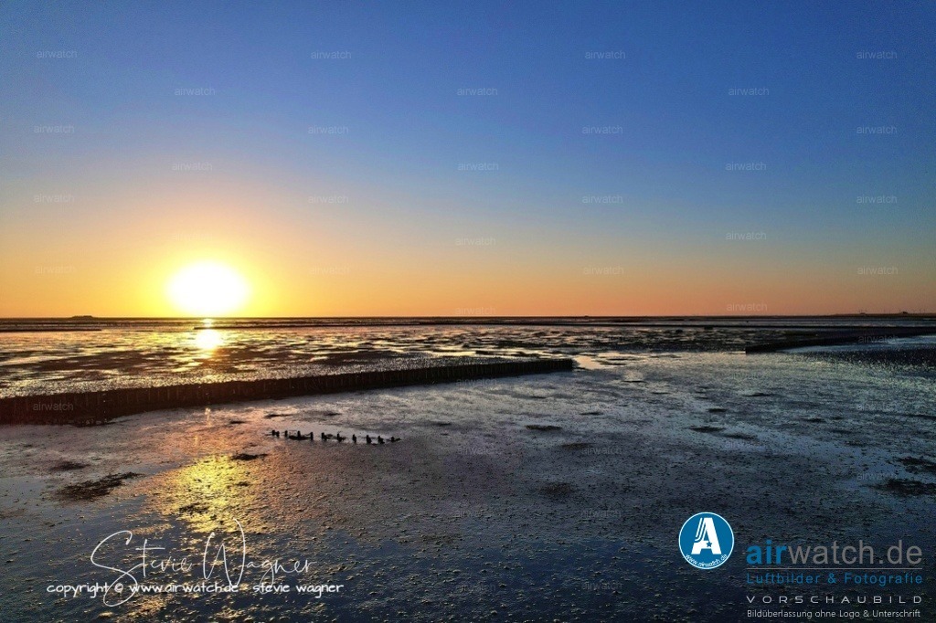 Nordsee, Nordfriesland, Beltringharderkoog, Luettmoorsee, Holmer Siel | Landgewinnung & Küstenschutz in Nordfriesland - In Nordfriesland, der Küste der Nordsee, spielt die Landgewinnung und der Küstenschutz eine bedeutende Rolle. Die Region ist geprägt von einer dynamischen Küstenlinie, die sich durch natürliche Prozesse wie die Verlandung und die Erosion des Meeresbodens verändert.