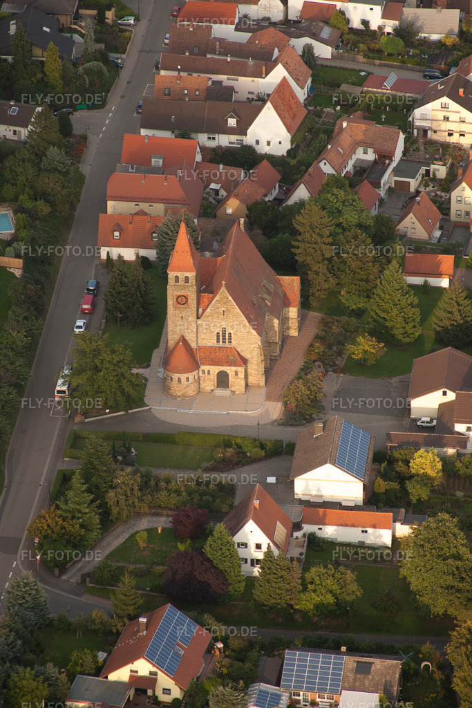 Luftbild: katholischen Kirche im Dorfkern in Insheim im Bundesland Rheinland-Pfalz in Deutschland. Foto: IMG_32919.jpg vom 03.09.2010 durch Werner Riehm/FLY-FOTO.de