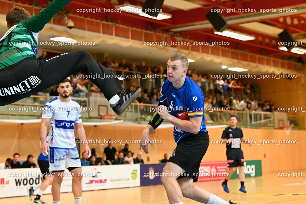 SC Ferlach vs. HC Linz AG 11.10.2023 | #8 KNAPP Simon SC Ferlach, #61 KAIPER Florian HC LINZ, SC Ferlach vs. HC Linz AG 11.10.2023, SC Ferlach vs. HC Linz AG am 11.10.2023 in Ferlach (Ballspielhalle Ferlach), Austria, (Photo by Bernd Stefan)