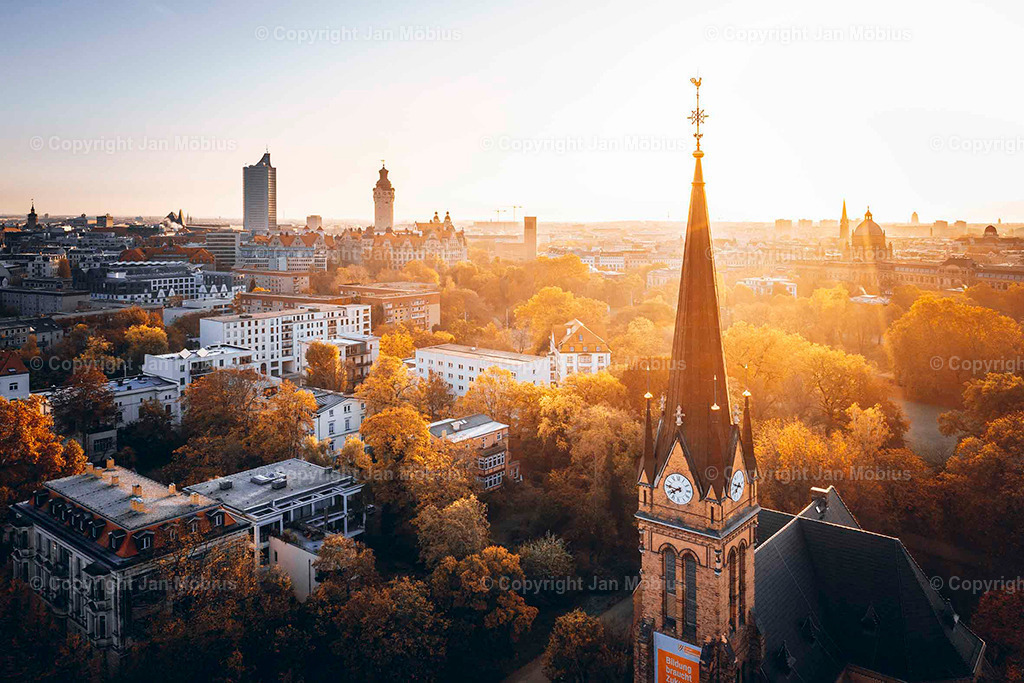 Leipzig von oben | Die Leipzig Skyline von oben ist ein echtes Highlight für Fotofans, Städtereisende und alle, die Leipzigs Kontraste zwischen Historie und Moderne schätzen – von City-Hochhäusern über Uni-Riese bis Völkerschlachtdenkmal und jede Menge Grün drumherum. - Realisiert mit Pictrs.com
