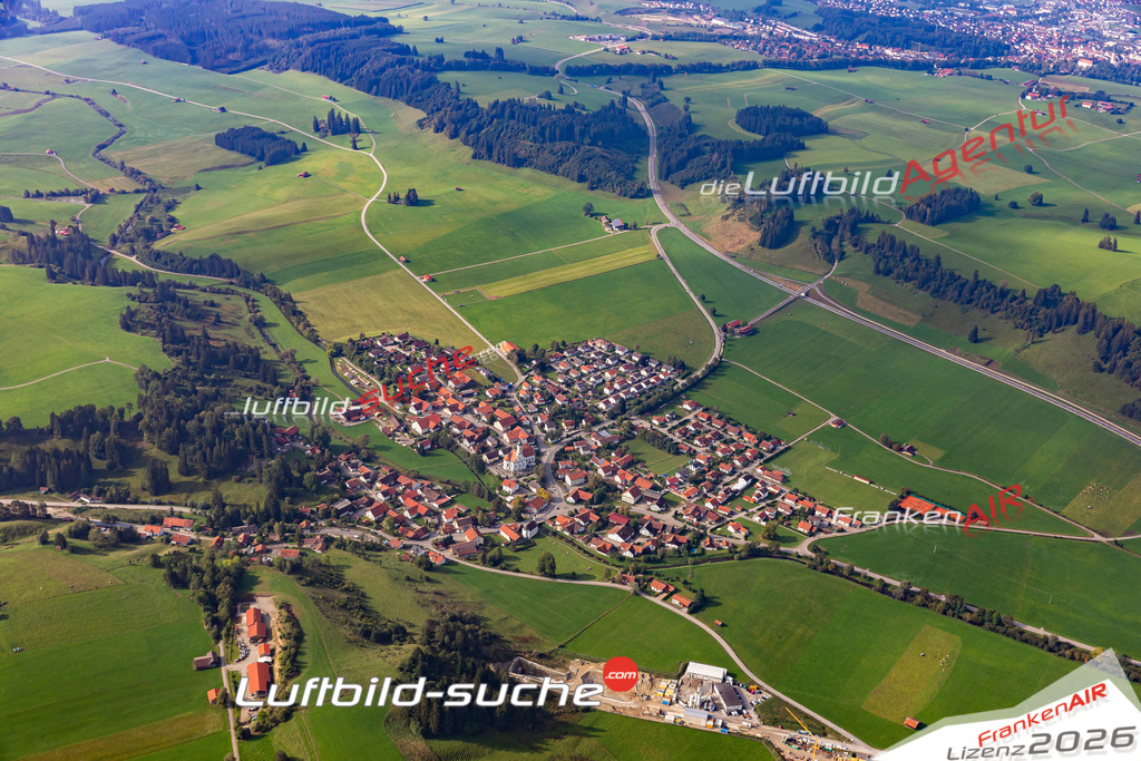 Die Luftbildaufnahme Bertoldshofen -  wurde 2020 mittels Flugzeug (keine Drohne) erstellt. Perfekte Schärfe und Druck- Ergebnisse- Garantiert!