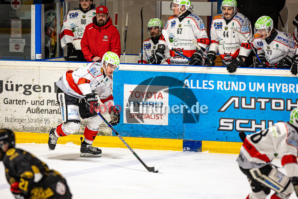 EHC Königsbrunn PINGUINE gegen TSV Peißenberg MINERS | Eishockey Bayernliga Herren Playoffs Viertelfinale 2024/25 - Spiel 5 von 7, EHC Königsbrunn PINGUINE gegen TSV Peißenberg MINERS, 20250218,Florian SEELMANN (MINERS 21) in Aktion, am Puck,2025-02-18 in Königsbrunn (Eisstadion Königsbrunn)Florian SEELMANN (MINERS 21)Copyright: WolfgangxLindner foto-lindner.de