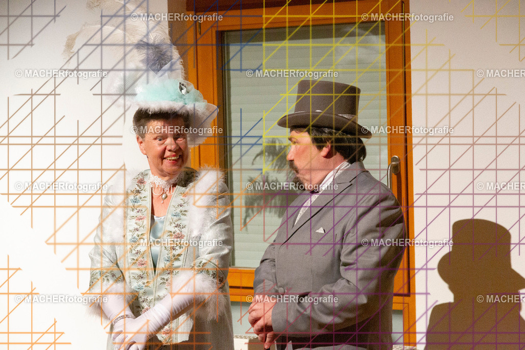 245_MFL-2025 | Portraitbilder von Regisseur; Darsteller; Techniker; Maske; Kostüme; Chor; Musiker; Bilderserie der Generalprobe und der Premierenvorstellung, Szenenbilder; Ausdrucksstudien; Bühnenüberblick; Bühnenkulissen; Pressefotos inkl. Redaktionsfoto Darstellergruppe.