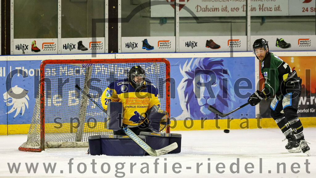 2022-10-30_071_TSV_Erding_gegen_ESC_Riverrats_Geretsried | Erding, Deutschland, 30.10.2022:
Eishockey, Bayernliga 2022 / 2023, 9. Spieltag, TSV Erding gegen ESC Riverrats Geretsried, Endergebnis: 3:5

Torwart Johanna May (ESC Riverrats Geretsried, #29), Philipp Michl (Erding Gladiators, #77)

Foto: Christian Riedel / fotografie-riedel.net