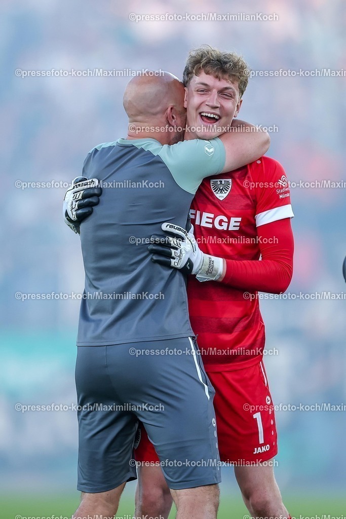 SCP09052502357 | 09.05.2025, Fußball, Preußen Münster - Hertha BSC, 2. Fußball Bundesliga, 33. Spieltag, Preußenstadion, Saison 2024 2025: Freude nach dem 2:0 Sieg bei Torwart Johannes Schenk (Preussen Muenster #01) DFB regulations prohibit any use of photographs as image sequences and or quasi-video.