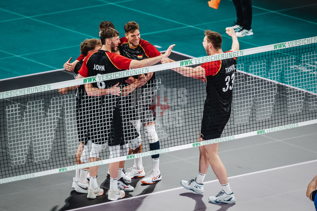 Volleyball | Männer | Testspiel | Deutschland vs. Italien | 26.05.2025 | Deutschland jubelt v.l. Filip John (#8, Deutschland) Erik Röhrs (#19, Deutschland) und Simon Torwie (#33, Deutschland)