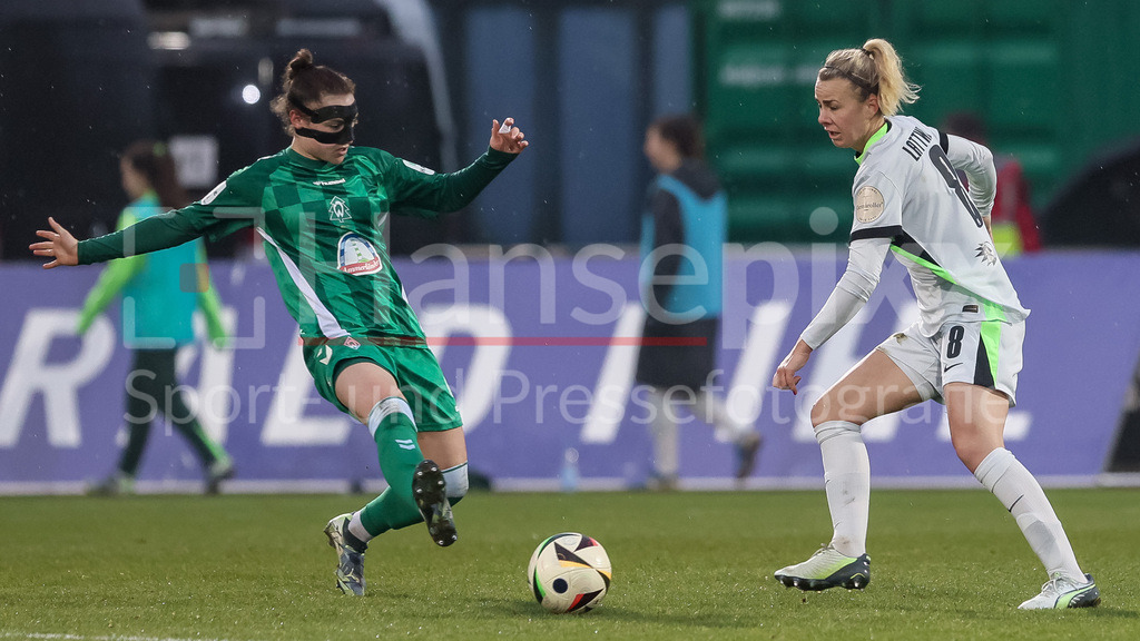 Fussball, Google Pixel Frauen-Bundesliga, SV Werder Bremen - VfL Wolfsburg | v.li.: Sophie Weidauer (SV Werder Bremen, 9) und Lena Lattwein (VfL Wolfsburg, 8) im Zweikampf, Duell, Dynamik, Aktion, Action, Spielszene, DIE DFB-RICHTLINIEN UNTERSAGEN JEGLICHE NUTZUNG VON FOTOS ALS SEQUENZBILDER UND/ODER VIDEOÄHNLICHE FOTOSTRECKEN. DFB REGULATIONS PROHIBIT ANY USE OF PHOTOGRAPHS AS IMAGE SEQUENCES AND/OR QUASI-VIDEO.