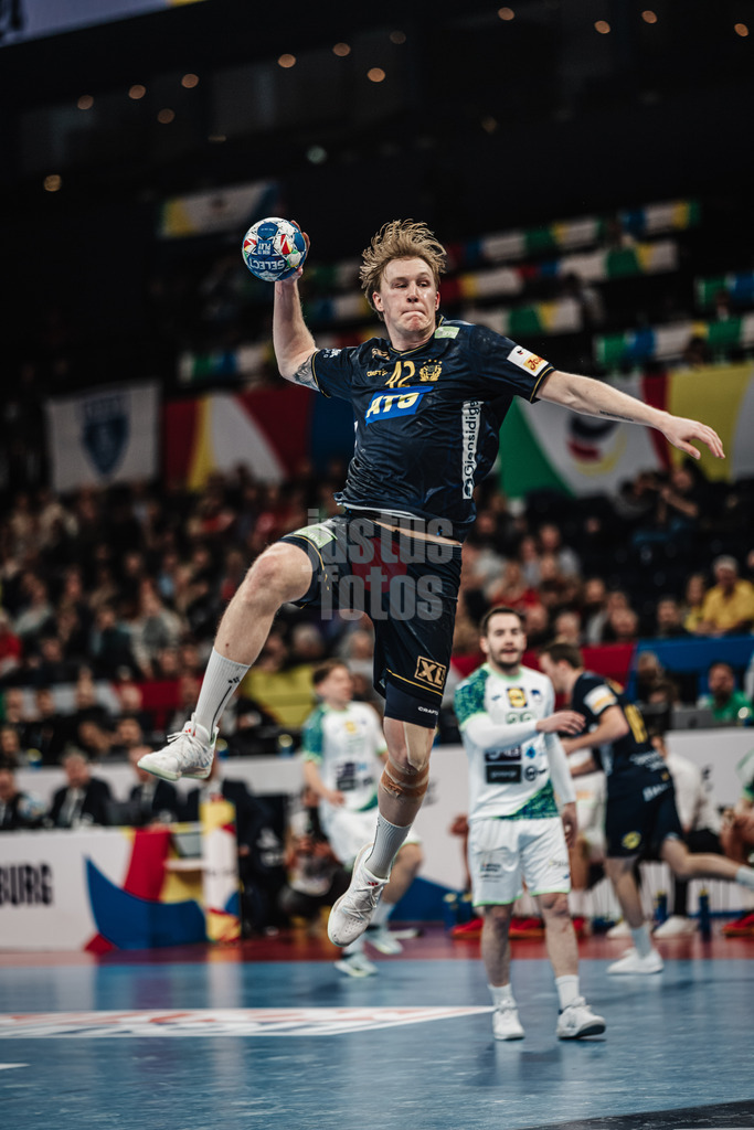 Handball | Herren | EHF EURO 2024 | European Championshop Men 2024 Final Tournament | Slowenien vs. Schweden | 17.01.2024 | Eric Johansson (#42, Schweden, SWE) beim Wurf