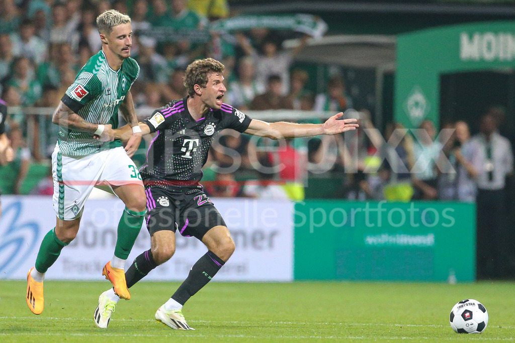 Fussball, Bundesliga, SV Werder Bremen - FC Bayern München | v.li.: Marco Friedl (SV Werder Bremen, 32) und Thomas Müller (FC Bayern München, 25) im Zweikampf, Duell, Dynamik, Aktion, Action, Spielszene, DIE DFL-RICHTLINIEN UNTERSAGEN JEGLICHE NUTZUNG VON FOTOS ALS SEQUENZBILDER UND/ODER VIDEOÄHNLICHE FOTOSTRECKEN. DFL REGULATIONS PROHIBIT ANY USE OF PHOTOGRAPHS AS IMAGE SEQUENCES AND/OR QUASI-VIDEO.
