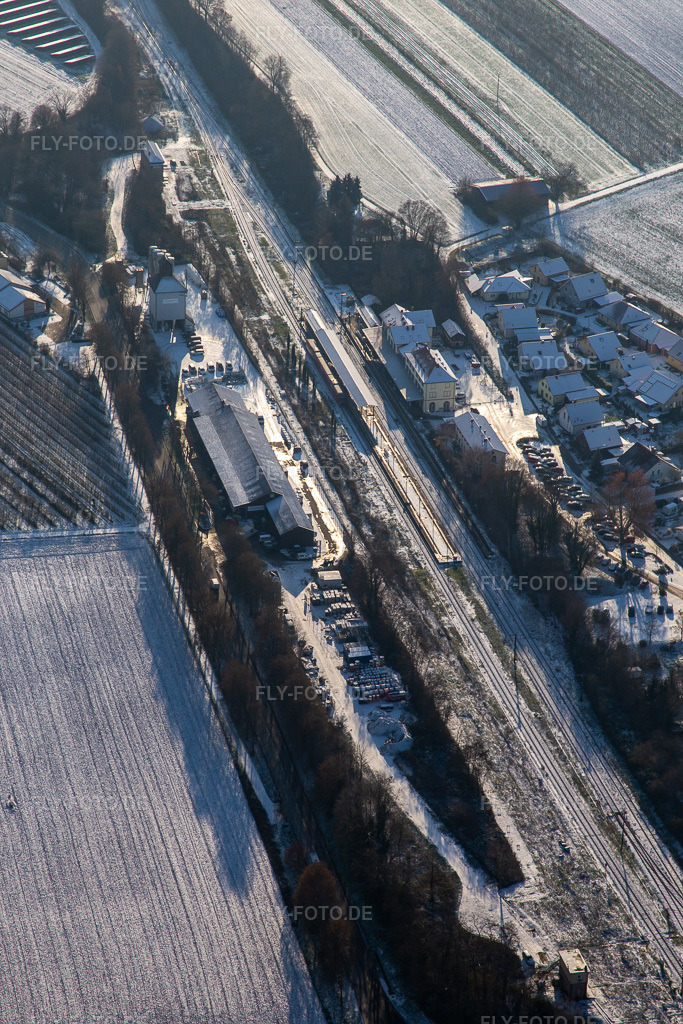 Luftbild: Bahnhof im Winter bei Schnee in Winden im Bundesland Rheinland-Pfalz in Deutschland. Foto: IMG_135617.jpg vom 16.12.2022 durch Werner Riehm/FLY-FOTO.de