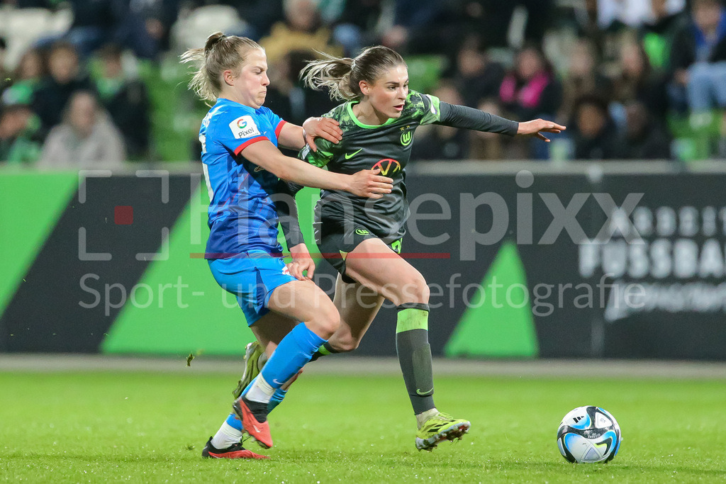 Fussball, Google Pixel Frauen-Bundesliga, VfL Wolfsburg - RB Leipzig | v.li.: Luca Maria Graf (RB Leipzig, 26) und Jule Brand (VfL Wolfsburg, 29) im Zweikampf, Duell, Dynamik, Aktion, Action, Spielszene, DIE DFB-RICHTLINIEN UNTERSAGEN JEGLICHE NUTZUNG VON FOTOS ALS SEQUENZBILDER UND/ODER VIDEOÄHNLICHE FOTOSTRECKEN. DFB REGULATIONS PROHIBIT ANY USE OF PHOTOGRAPHS AS IMAGE SEQUENCES AND/OR QUASI-VIDEO.