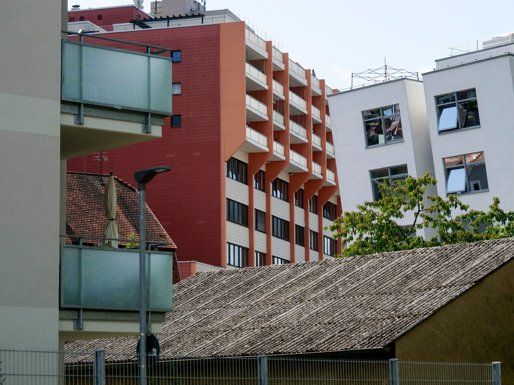 Feature | Leonberg - verschiedene architektonische Baustile in der Stadtmitte inklusiv Leo2000 - Realisiert mit Pictrs.com