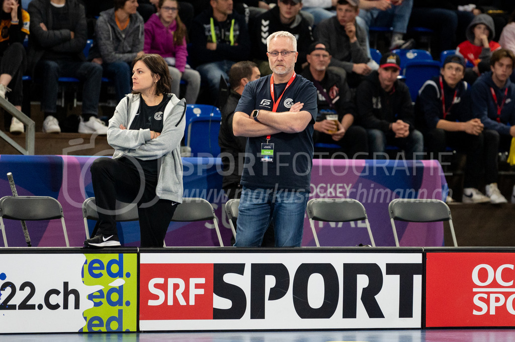 SV Wiler-Ersigen vs GC Unihockey - 23. April 2022 | SV Wiler-Ersigen vs GC Unihockey
Stimo Arena, Kloten
Physiotherapeutin Karin Sutter von Medbase und Teammanager René Dürler von GC Unihockey.
Bild: Sportfotografie Markus Aeschimann | www.markus-aeschimann.ch - Realisiert mit Pictrs.com