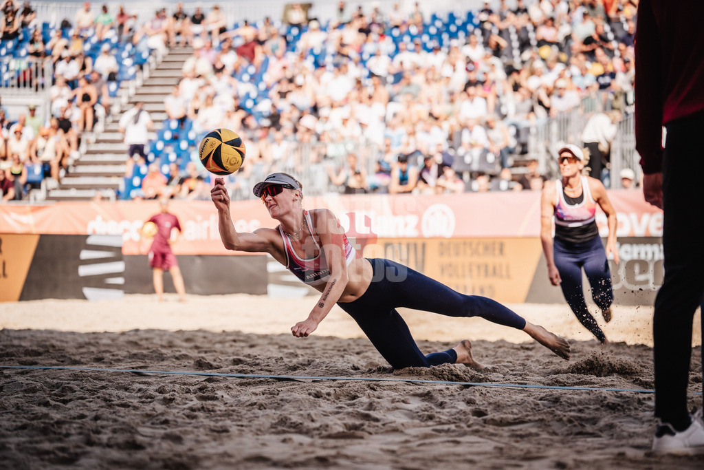 Beachvolleyball | Frauen | Deutsche Meisterschaften 2025 Timmendorfer Strand | 05.09.2025 | Marie Schieder springt zum Ball
