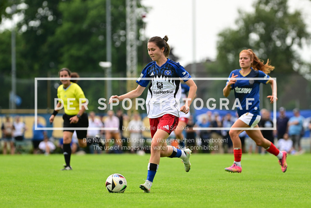 Fußball I Frauen I Saison 2025-2026 I Testspiel I Hamburger SV - Holstein Kiel I 55252 | Nahaufnahme, Einzelfoto, Freisteller, Portrait, Porträt, Einzelbild, Einzelfoto, Körper: Maria Mikolajova (27, Hamburger SV) - Realisiert mit Pictrs.com