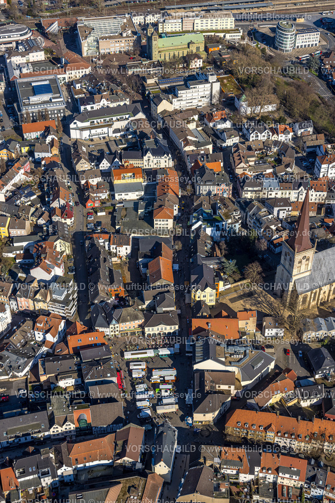 Unna230213988 | Luftbild, Evang. Stadtkirche in der Altstadt mit Wochenmarkt auf dem Marktplatz, Fußgängerzone Bahnhofstraße, Unna, Ruhrgebiet, Nordrhein-Westfalen, Deutschland