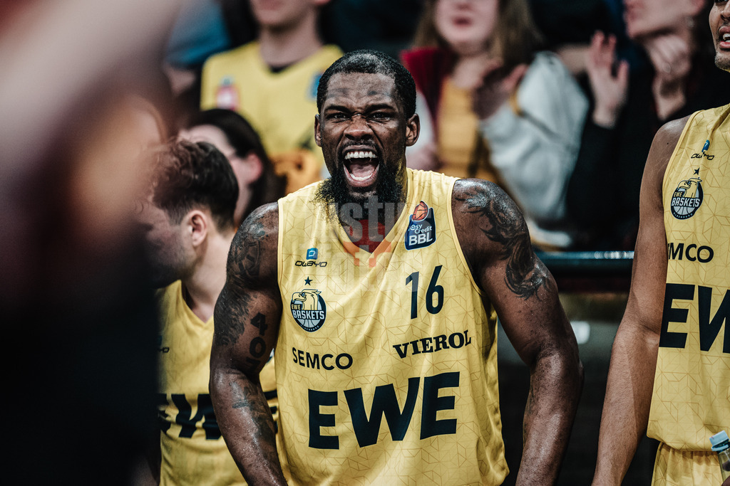 Basketball | Männer | Saison 2023/2024 | easyCredit Basketball Bundesliga | Veolia Towers Hamburg vs. EWE Baskets Oldenburg | 20.01.2024 | Chaundee Brown Jr. (#16, EWE Baskets Oldenburg) jubelt von der Bank aus