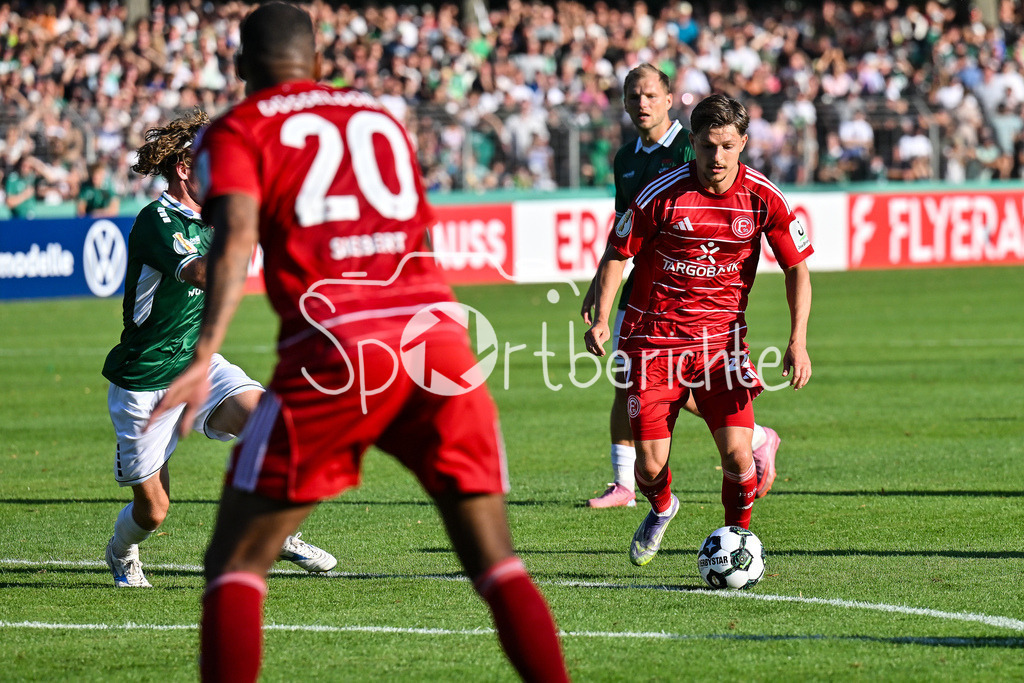 1. FC Schweinfurt 05 - Fortuna Düsseldorf | in dieser Sezen versucht sich Florent MUSLIJA (Fortuna 24) mit einem Torschuss / DFB-Pokal: 1. FC Schweinfurt 05 - Fortuna Düsseldorf; Riedel-Bau Arena am 18.08.2025