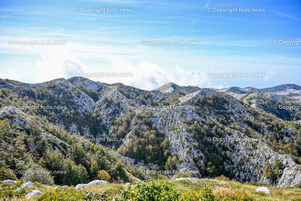 Kroatien_ Biokovo Naturpark_ 13.10.2023-17 | 13.10.2023, Kroatien, HRV, Naturpark Biokovo im Bild Naturpark Biokovo, Skywalk, Sv. Jure, St. George

Der Park erstreckt sich über eine Flaeche von 19.550 Hektar und umfasst einen circa 30 km langen und bis zu 7 km breiten, sich in nordwestlich-suedoestlicher Richtung erstreckenden Teil des Biokovo-Gebirges von Dubci bis nach Gornja Igrane. Er umfasst das Teilgebiete der Staedte Makarska und Vrgorac sowie der Gemeinden Baška Voda, Brela, Podgora, Šestanovac, Tučepi, Zadvarje und Zagvozd. Der Park liegt auf einer Hoehe von 200 bis 1762 m. i. J.; der Sveti Jure (Heiliger Georg) als hoechster Berg des Parks ist zugleich der zweithoechste Gipfel in Kroatien.
Quelle: Wikipedia