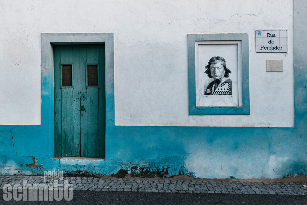 PS-Fassaden-Portugal-2026-14 | Entdecke die größte Bildgalerie der Region mit Fotografien aus dem Allgäu, der Bodenseeregion, Oberschwaben, dem Donautal und der Schwäbischen Alb. Landschaften, Luftaufnahmen und Reisefotografie als Wandbild und Fotokunst. - Realisiert mit Pictrs.com