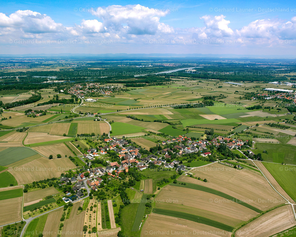 2626107 | Muckenschopf 09.06.2006 Ortsansicht am Rande von landwirtschaftlichen Feldern und Nutzflächen  in Lichtenau im Bundesland Baden-Württemberg, Deutschland // Village view on the edge of agricultural fields and land  in Lichtenau in the state Baden-Wuerttemberg, Germany Foto: Gerhard Launer