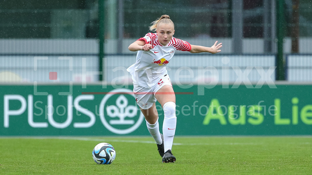 Fussball, Google Pixel Frauen-Bundesliga, RB Leipzig - SV Werder Bremen | v.li.: Frederike Kempe (RB Leipzig, 2) am Ball, Freisteller, Einzelbild, Ganzkörper, Aktion, Action, Spielszene, DIE DFB-RICHTLINIEN UNTERSAGEN JEGLICHE NUTZUNG VON FOTOS ALS SEQUENZBILDER UND/ODER VIDEOÄHNLICHE FOTOSTRECKEN. DFB REGULATIONS PROHIBIT ANY USE OF PHOTOGRAPHS AS IMAGE SEQUENCES AND/OR QUASI-VIDEO.