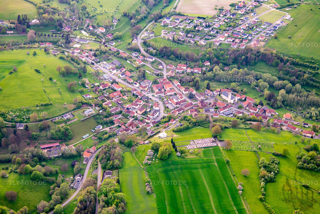 Luftbild: Ortsansicht in Volmunster im Bundesland Moselle in Frankreich. Foto: IMG_140453.jpg vom 30.04.2024 durch Werner Riehm/FLY-FOTO.de