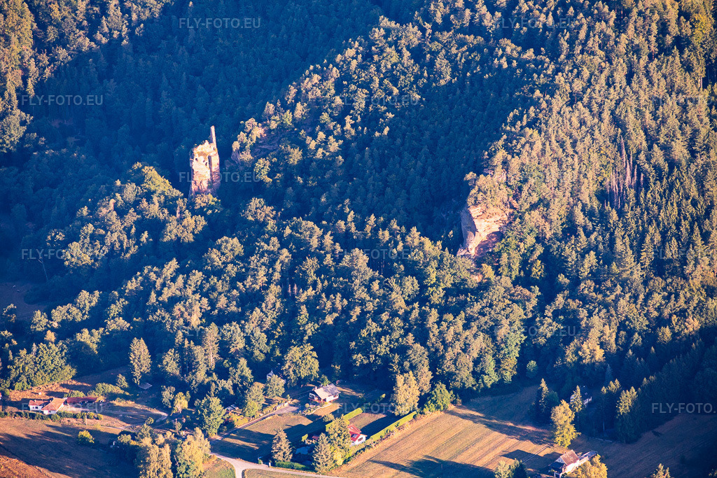Vue aérienne: Wolfsfeldsen und Ruine Klein-Arnsberg / Château du Petit-Arnsberg à Obersteinbach dans le département Bas Rhin, France – .Photo: IMG_158227.jpg prise le 25/07/2026 par Werner Riehm/FLY-FOTO.eu – Résolution de l'original: 6000 x 4000 px