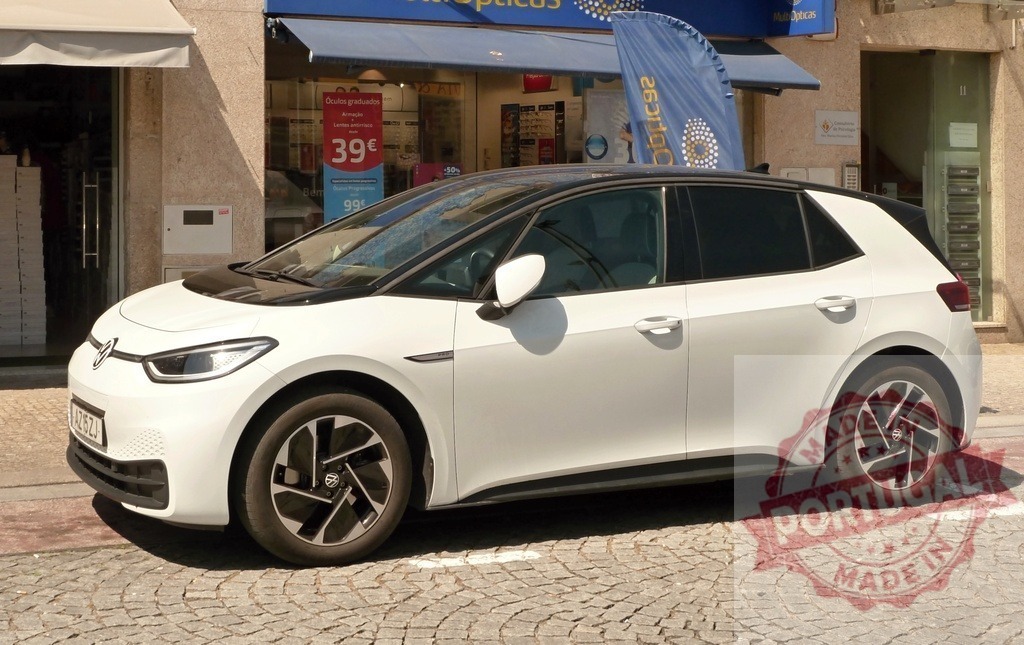 Volkswagen ID.3 electric car parked on city cobblestone street | Volkswagen ID.3 electric vehicle parked on a sunny city street with cobblestones - Realisiert mit Pictrs.com