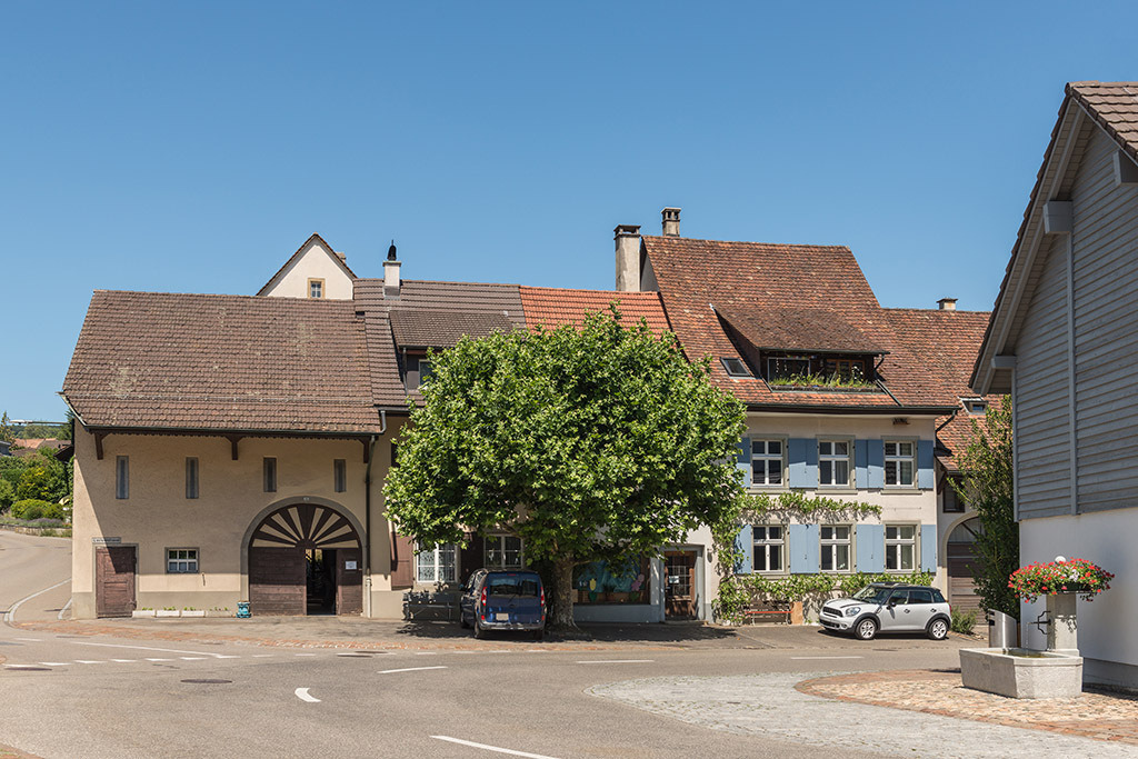 Häuserzeile im Zentrum | in Lupsingen, Baselland, Schweiz - Realisiert mit Pictrs.com