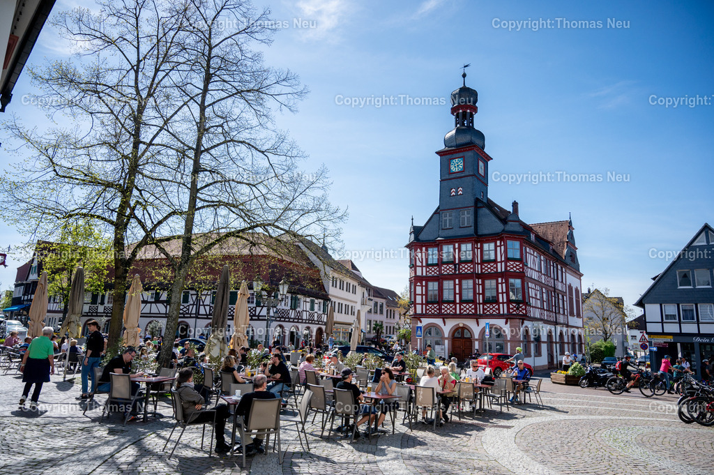 DSC_3857 | Lorsch, Stadt im Kreis Bergstraße, , das frühlingshafte schon sommerlich warme Wetter lockte die Menschen in der Region ins Freie, so wie hier iauf dem Lorscher Marktplatz,, Bild: Thomas Neu