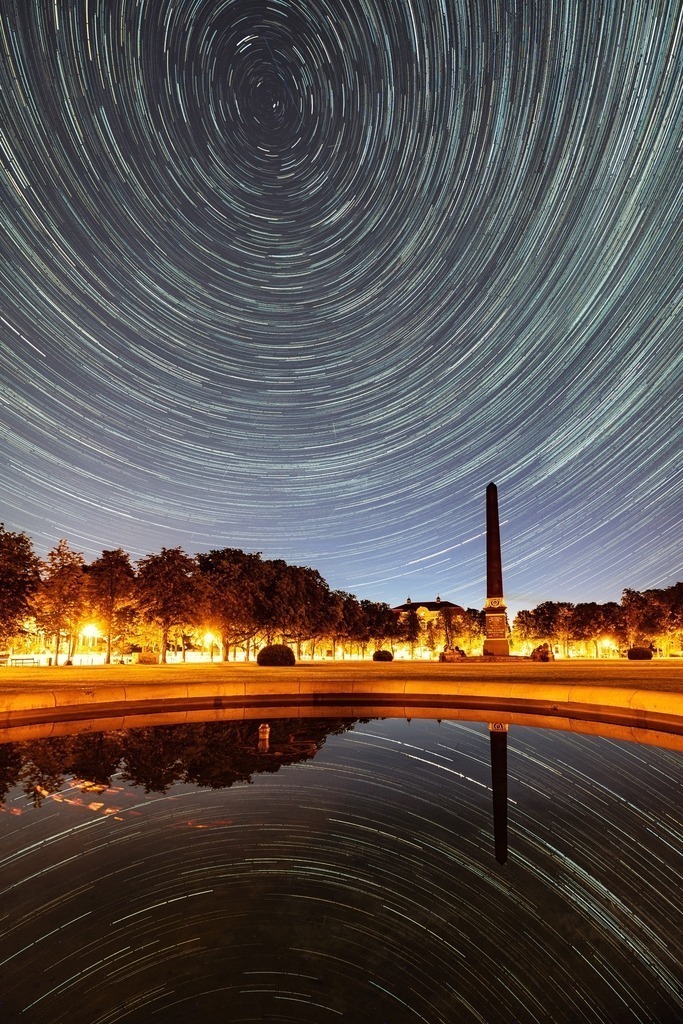 Startrails am Löwenwall in Braunschweig | Startrails am Löwenwall in Braunschweig - Realisiert mit Pictrs.com