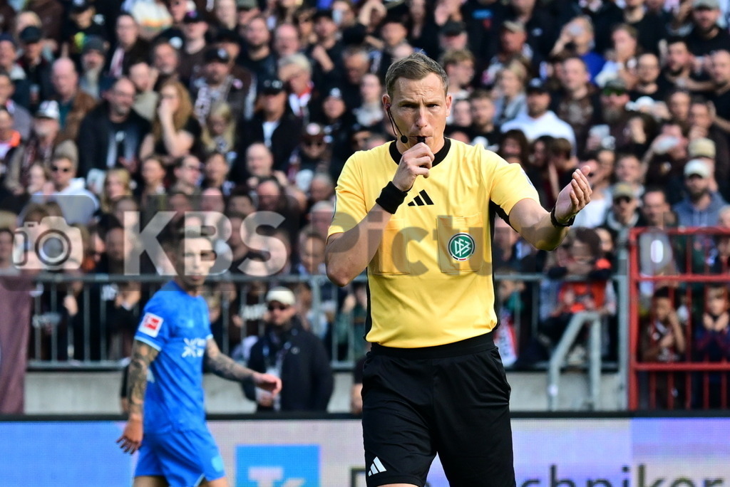 KBS Picture_FCStPauli-Bayer04Leverkusen_032 | Petersen Martin Schiedsrichter ,Sportplatz :  Millerntor Stadion, - Realisiert mit Pictrs.com