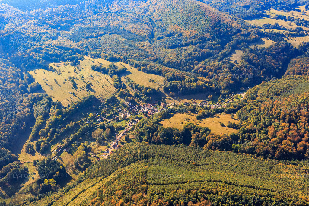 Aerial view: View of the town from the northeast in Niedersteinbach in the state Bas-Rhin, France. – Photo: IMG_095089.jpg taken on 10/16/2016 by Werner Riehm/FLY-FOTO.com – Resolution of the original: 5083 x 3388 px