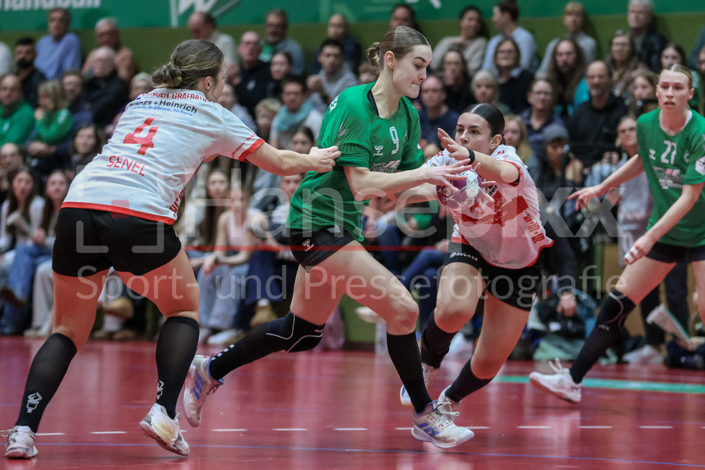 Handball, 2. Bundesliga Frauen, SV Werder Bremen - HSV Solingen-Gräfrath 76 | v.li.: Carina Senel (HSV Solingen-Gräfrath 76, 4), Luca Schumacher (SV Werder Bremen, 9) und Patrizia Nikolic (HSV Solingen-Gräfrath 76, 8) im Zweikampf, Duell, Spielszene, Aktion, Action