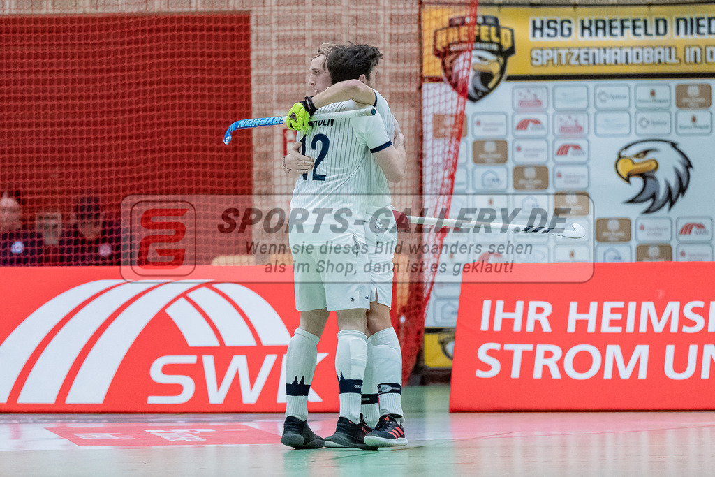 HK_20231216_107438 | 1. Bundesliga Herren  Crefelder HTC - Blau Weiß Köln am 16.12.2023 Sporthalle Glockenspitz, Krefeld , Felix Hutterer ( Blau Weiß Köln #12 ) , Julius De Wall ( Blau Weiß Köln #3 )