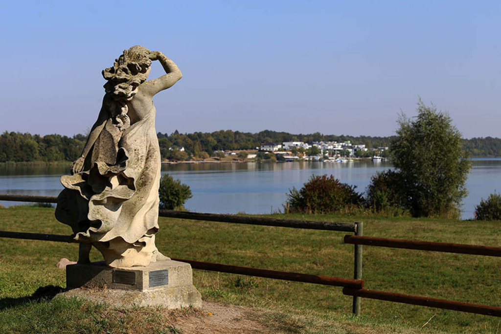 Foto: Leipzig - Penelope - Skulptur am Markkleeberger See | Das Team hinter BILDLEXIKON LEIPZIG bündelt historische wie aktuelle Informationen über die Stadt Leipzig in Text und Bild auf einer Plattform und stellt diese der interessierten Öffentlichkeit zur Verfügung.
