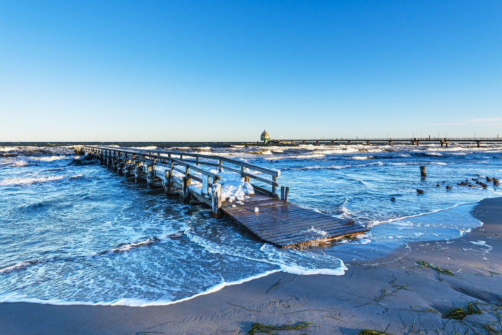 Steg und Seebrücke an der Ostseeküste bei Zingst auf dem Fischland-Darß | Steg und Seebrücke an der Ostseeküste bei Zingst auf dem Fischland-Darß.