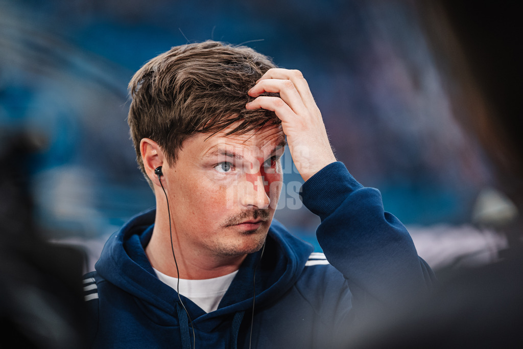 Fußball | Männer | Saison 2024/2025 | 2. Fußball-Bundesliga | 29. Spieltag | Hamburger SV vs. Eintracht Braunschweig | 11.04.2025 | Trainer Merlin Polzin (HSV) im Interview fasst sich an den Kopf