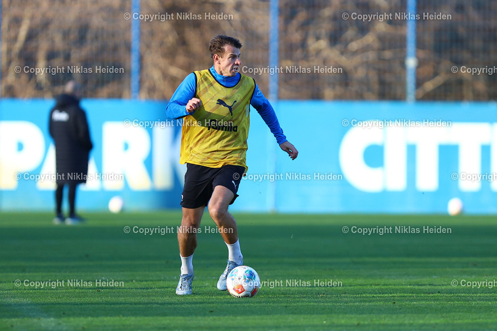 NH_HolsteinKiel_Training_16122025 | #22 Stefan Schwab (Holstein Kiel)Fußball I Herren I Training I Saison 2025-2026 I Holstein Kiel I 16.12.2025 I Citti-Fußballpark