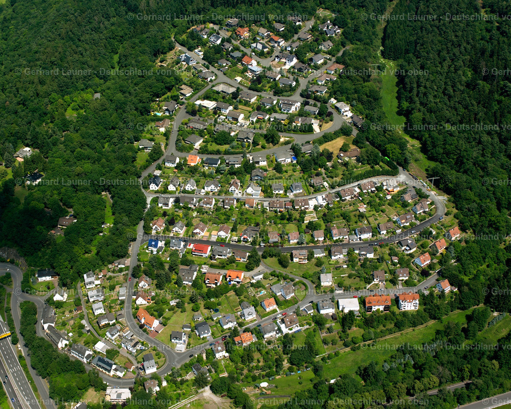 2610656 | HöRBACH 09.06.2006 Von Wald und Forstgebieten umgebener Ortskern der Straßen und Häuser und Wohngebiete in Hörbach im Bundesland Hessen, Deutschland // Surrounded by forest and forest areas center of the streets and houses and residential areas in Hörbach in the state Hesse, Germany Foto: Gerhard Launer