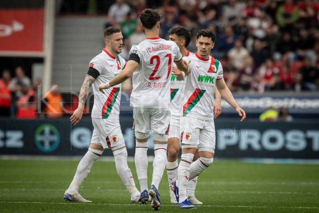 German Bundesliga, Bayer 04 Leverkusen vs. FC Augsburg, 18.04.2026 | LEVERKUSEN, GERMANY - APRIL 18, 2026 :  Fabian Rieder (FC Augsburg, 32) celebrates scoring his team's first goal with teammates  during the German Bundesliga match on gameday 30 between Bayer 04 Leverkusen vs. FC Augsburg at BayArena on April 18, 2026 in Leverkusen, Germany. DFL REGULATIONS PROHIBIT ANY USE OF PHOTOGRAPHS AS IMAGE SEQUENCES AND/OR QUASI-VIDEO.